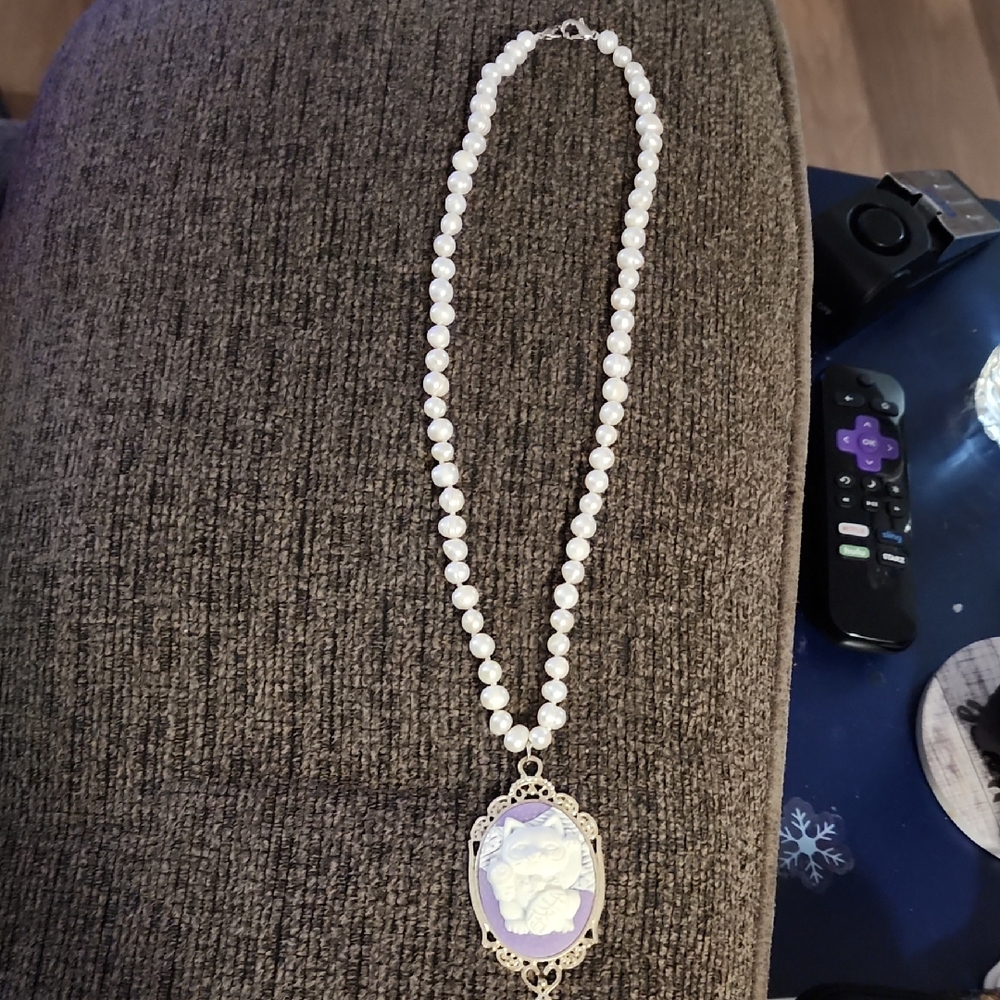 Sweet Poison Cupcake Boutique's Elegant Pearl Necklace with Lucky Cat Pendant